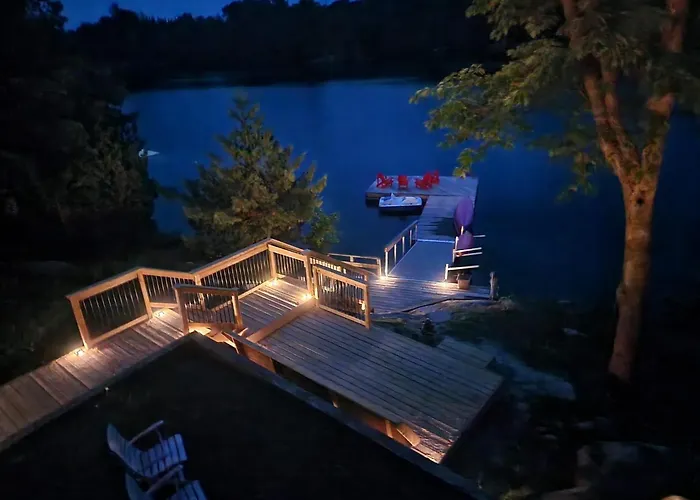 Firefly Hut - Cheerful 6-Bedroom Cottage With Serene Beauty