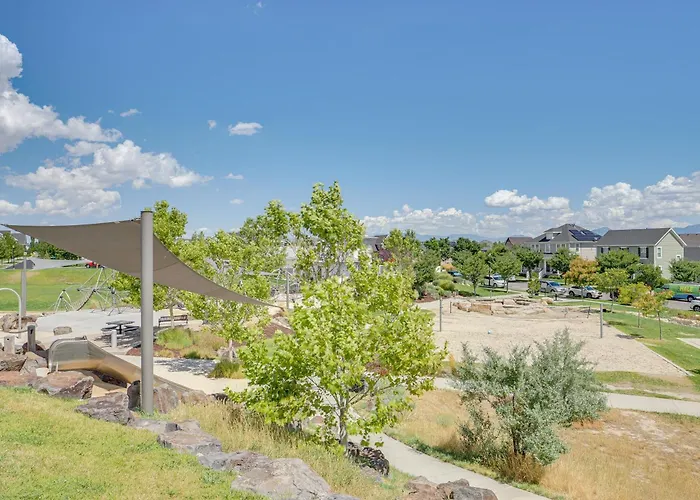 4 Mi To The District: Family Home W/ Tennis Access