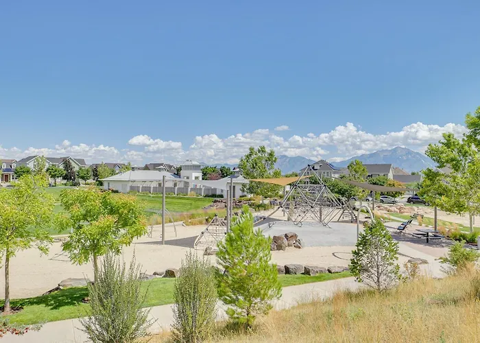 4 Mi To The District: Family Home W/ Tennis Access