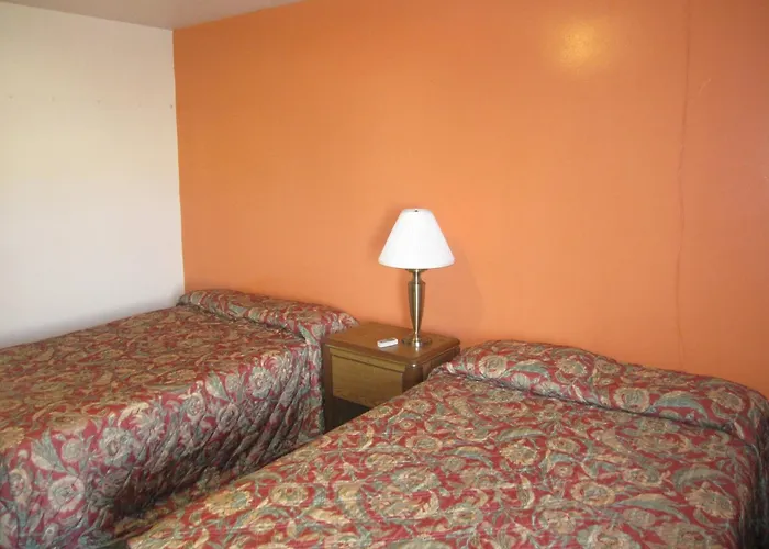 Pinecrest Motel