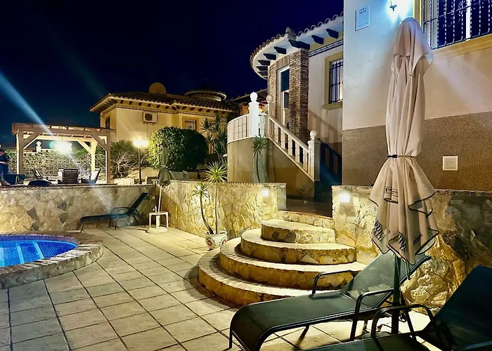 Casa Lilly-Rose: Villa Near Villamartin Plaza & Golf