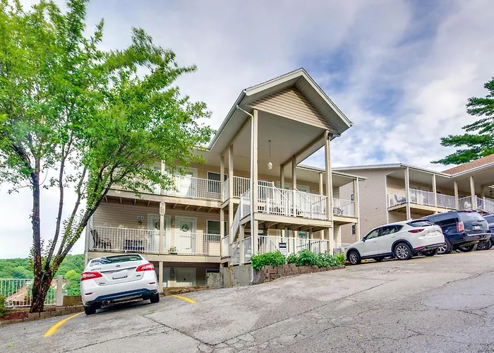 Cozy Lake Ozark Condo Rental W/ Grill, Pool Access