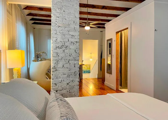 Magical Little Home In Historic District I Parking I Rustic Luxury I Outdoor Seating