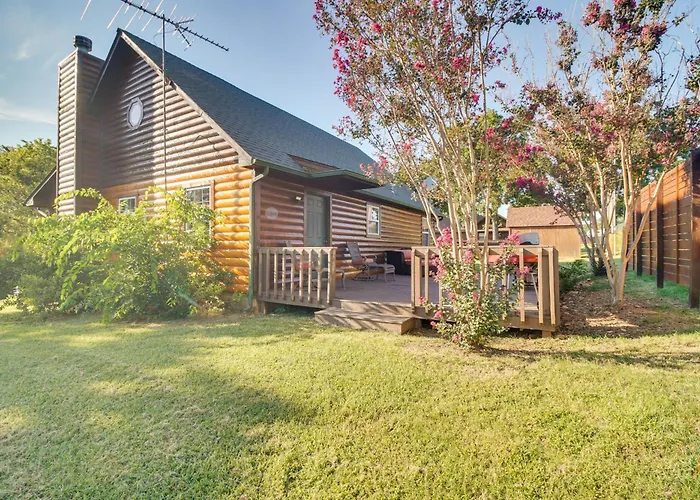 Incredible Log Home: 1 Mile From Lake Tenkiller