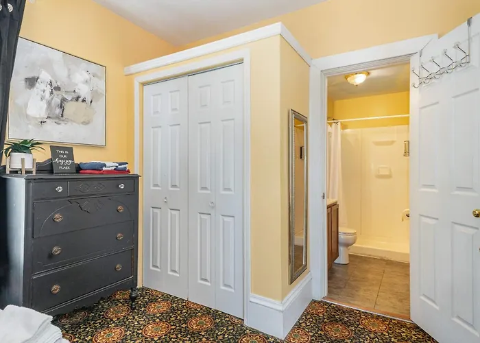 Spacious Upstairs 1Bed- Walking Distance To Beach Outlet Mall
