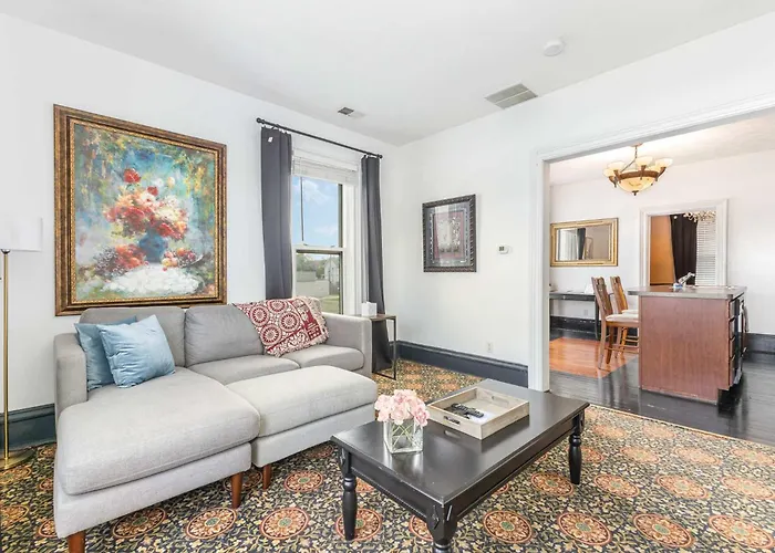 Spacious Upstairs 1Bed- Walking Distance To Beach Outlet Mall