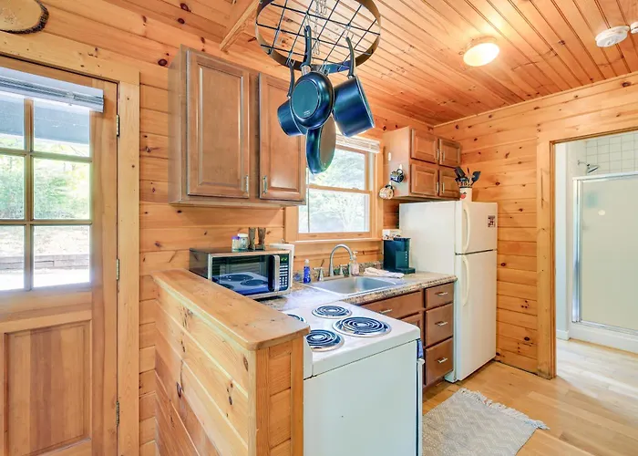 Charming Cabin W/ Wraparound Deck In Blue Ridge!
