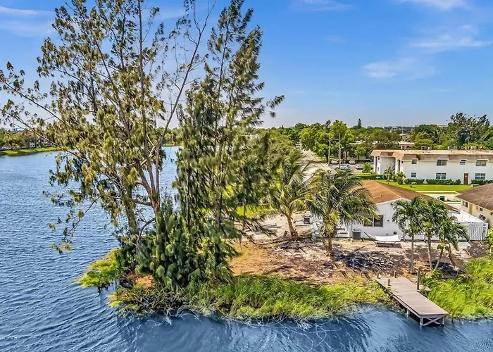 2Br Lakeside Getaway - Peaceful Waterfront Stay