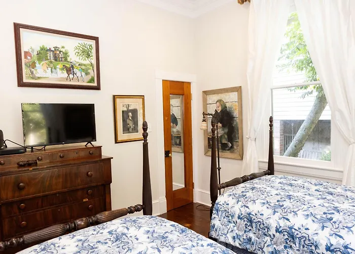 The Dollhouse - 3 Bed, 2 Bath, Walk To Downtown
