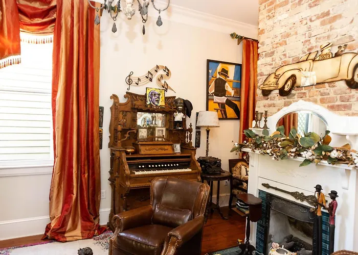 The Dollhouse - 3 Bed, 2 Bath, Walk To Downtown