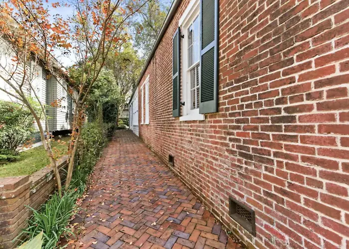 1864 Little Brick - 1 Bed, 1 Bath, Full Kitchen, Pet Friendly With Fee, Washer & Dryer