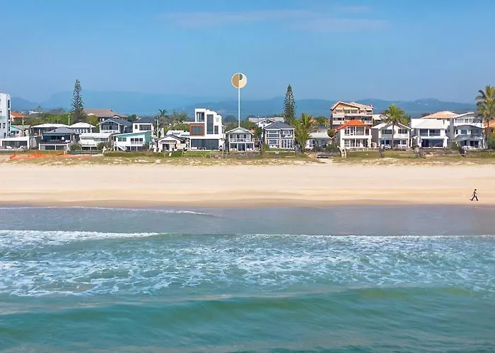 Absolute Beachfront Sleeps 10 Secure Carparks