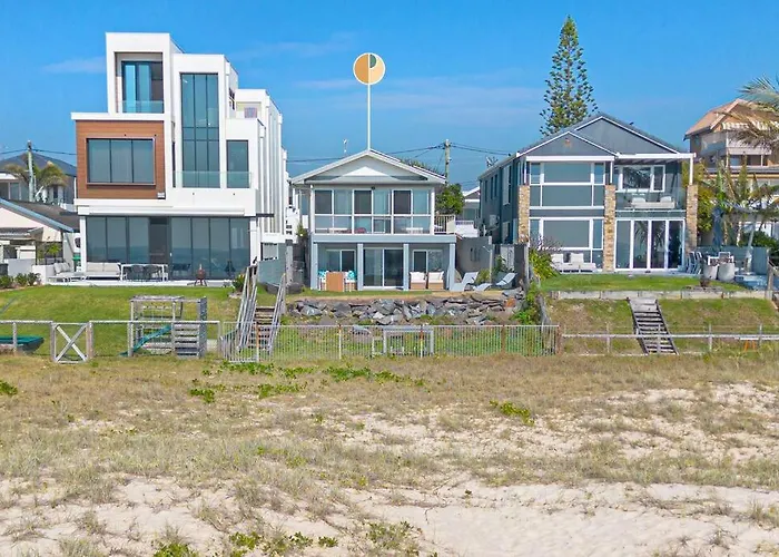 Absolute Beachfront Sleeps 10 Secure Carparks