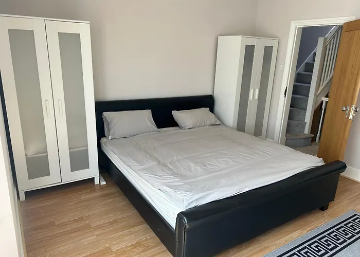 Entire Seaside Home 6 Private Bedrooms Sleeps 10,4 Minute Walk To Station