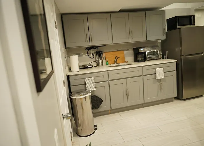 Cozy 2 Bedroom In A Lovely Forest Hills Neighborhood