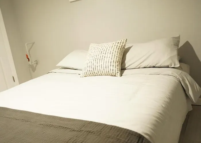 Cozy 2 Bedroom In A Lovely Forest Hills Neighborhood
