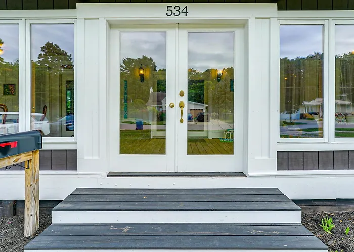 Spacious Vintage Gem W/ Sunroom In Manistee!