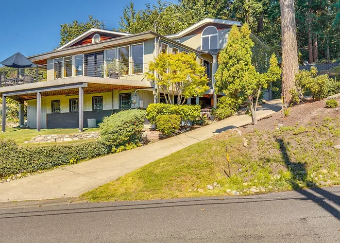 Gig Harbor Home: Large Deck, Outdoor Dining Area
