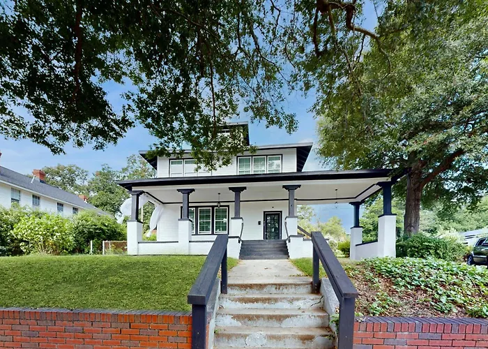 < 2 Mi Dtwn Augusta: Charming Historic Home