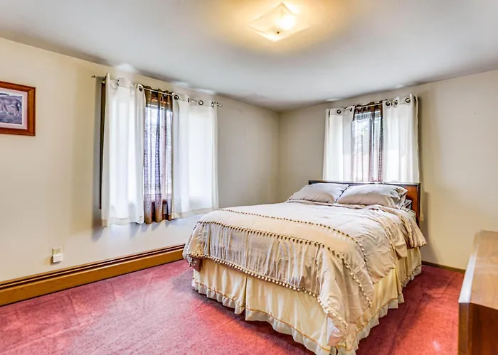 12 Mi To Castle Rock Lake: Serene New Lisbon Home!