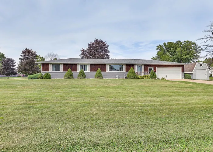 12 Mi To Castle Rock Lake: Serene New Lisbon Home!