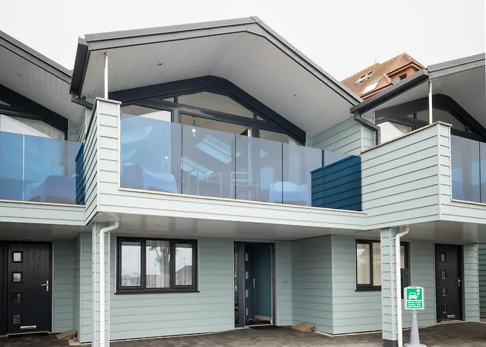 Seaside 3Bd Retreat With Balcony & Stunning Views