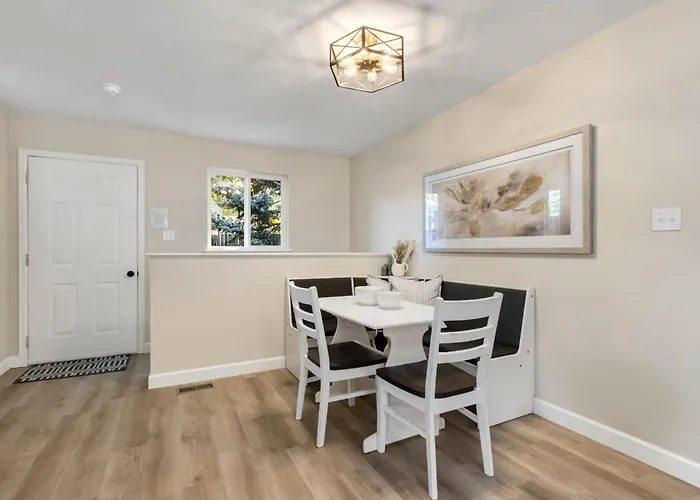 Downtown Windsor Home With Hot Tub And Pool Table