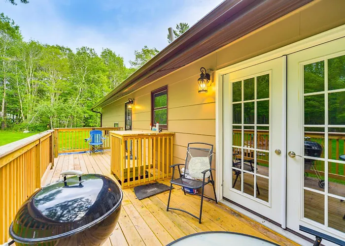 Hayward Home W/ Private Deck, Fire Pit & Kayak!
