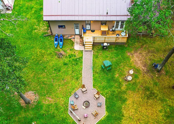 Hayward Home W/ Private Deck, Fire Pit & Kayak!