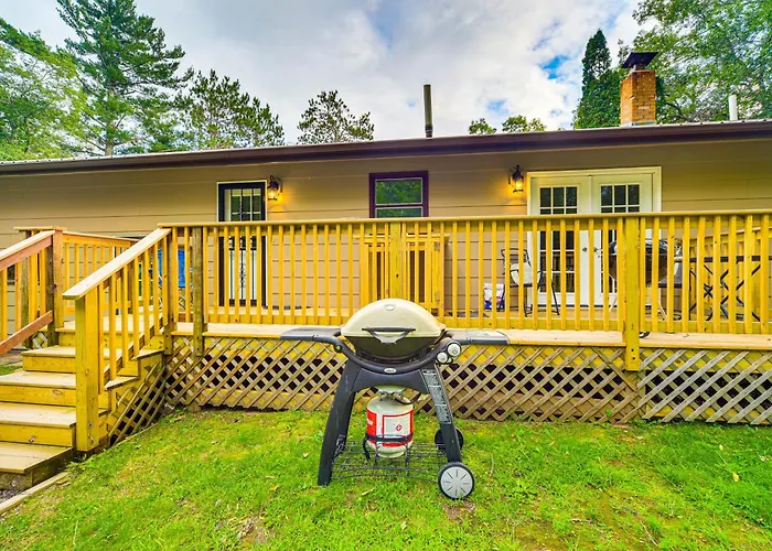 Hayward Home W/ Private Deck, Fire Pit & Kayak!