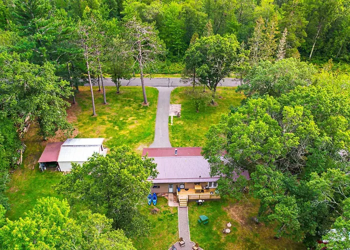 Hayward Home W/ Private Deck, Fire Pit & Kayak!