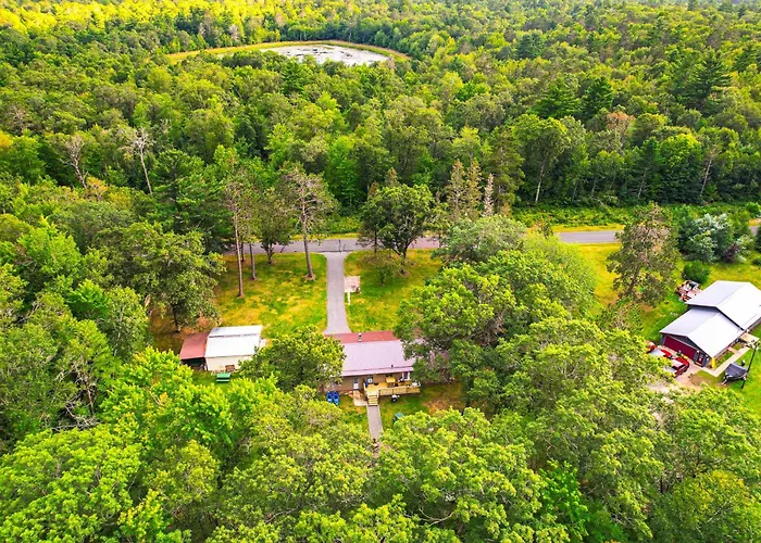 Hayward Home W/ Private Deck, Fire Pit & Kayak!
