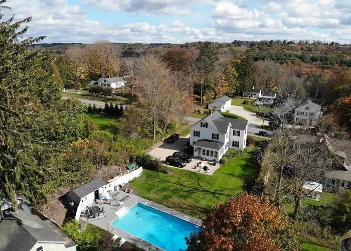 Historic Colonial Pool Walk To Town