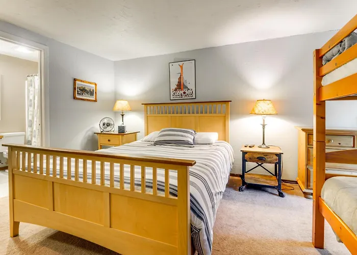 West Dover Townhome: Hot Tub, 1 1/2 M To Mount Sno