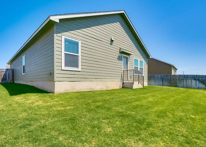 9 Mi To Lake: Family Georgetown Home W/ Yard!