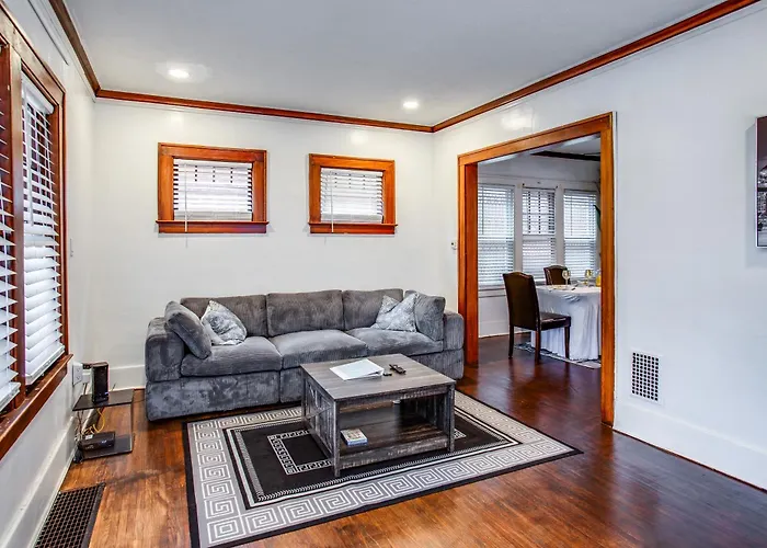 Amazing 3 Bedroom Home Steps, Airport, Uofr, Rit, Strong