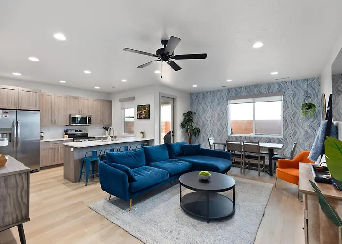 New 3Bd, 2.5 Bath W Game Room Lounge, Hot Tub, Pool, Fire Pit, And More