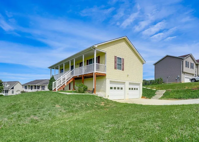 Hike Shenandoah! Family-Friendly House W/ Deck