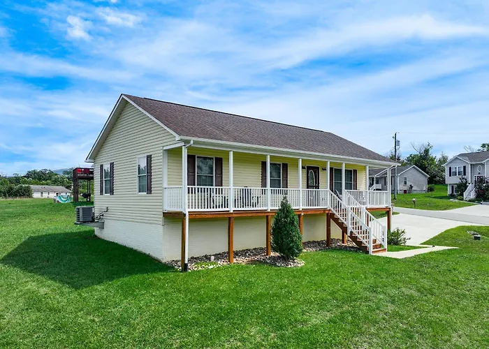 Hike Shenandoah! Family-Friendly House W/ Deck