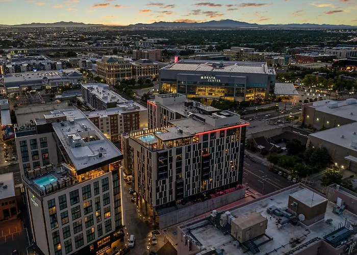 Downtown Views! Amazing Pool Gym Hottub Luxury Apt