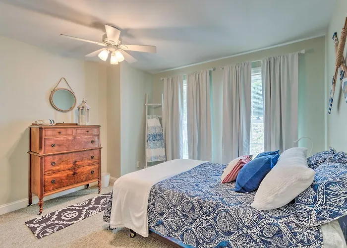 South Kingstown Vacation Rental: 2 Mi To Beach!
