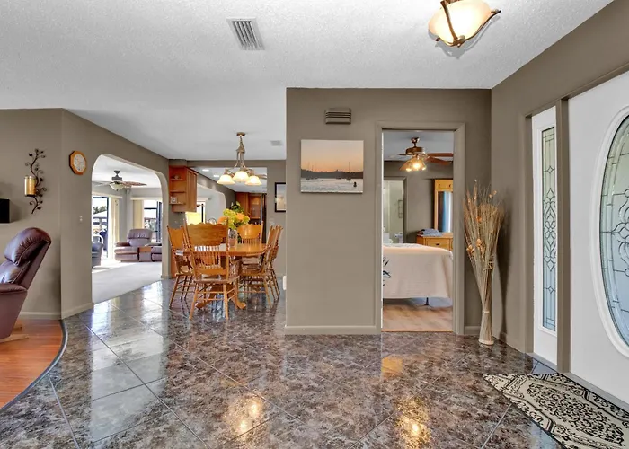 Pet Friendly Canal Front 3-Bedroom Grand Villa With Pool, Linai And Dock