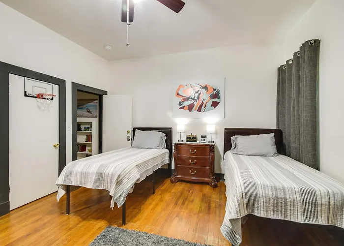 Updated Cottage W/ Fireplaces In North Greenwood!