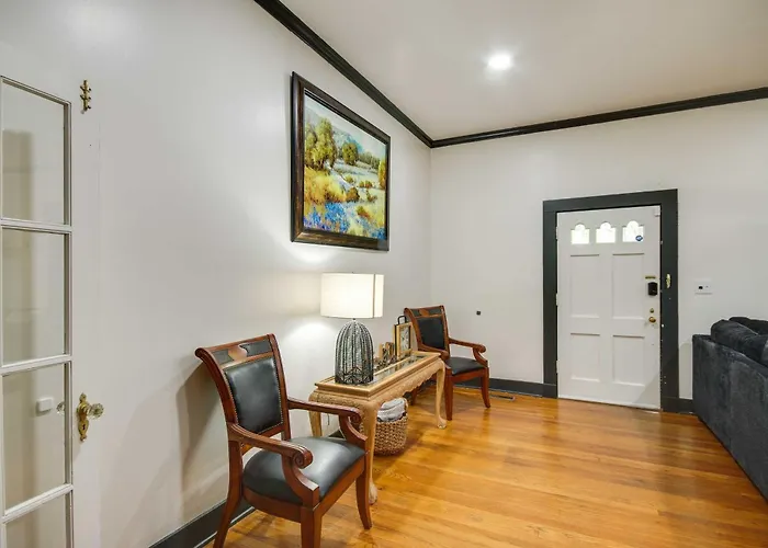 Updated Cottage W/ Fireplaces In North Greenwood!