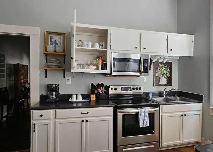 Mins From Downtown & Dining, Dauphin Darling 2