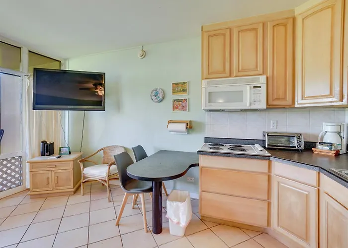 Walk To Beach: Ocean-View Maunaloa Studio