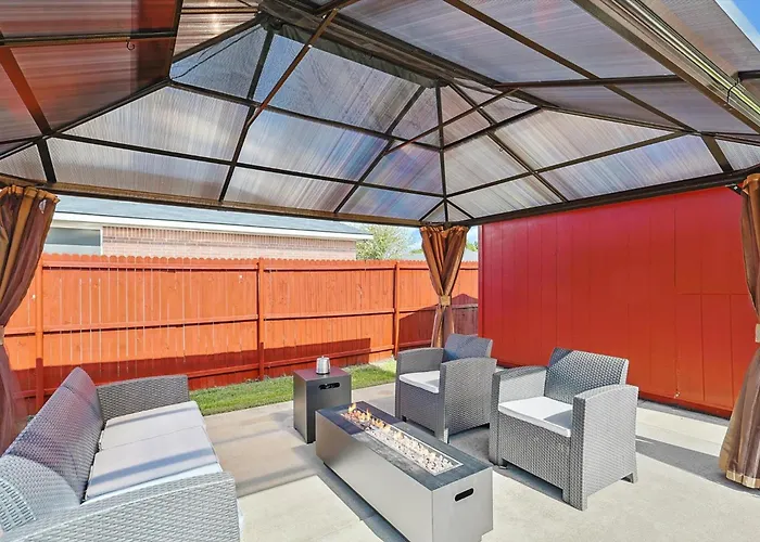 5Br Holiday Getaway In Desoto With Pool, Hot Tub & Cinema