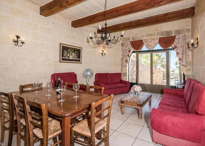 4 Bedroom Farmhouse With Private Pool & Views