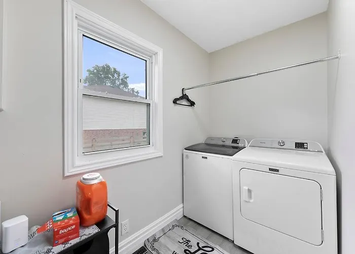 Charming Cozy 2-Bedroom Retreat In South Windsor