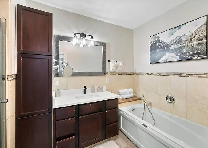 Charming Cozy 2-Bedroom Retreat In South Windsor